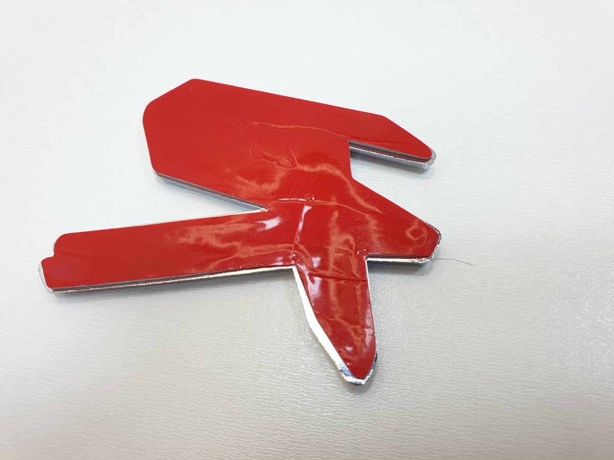 Punane ja hõbedane 3D-autokleebis R, 16 × 9 cm 04351-C – pilt 3